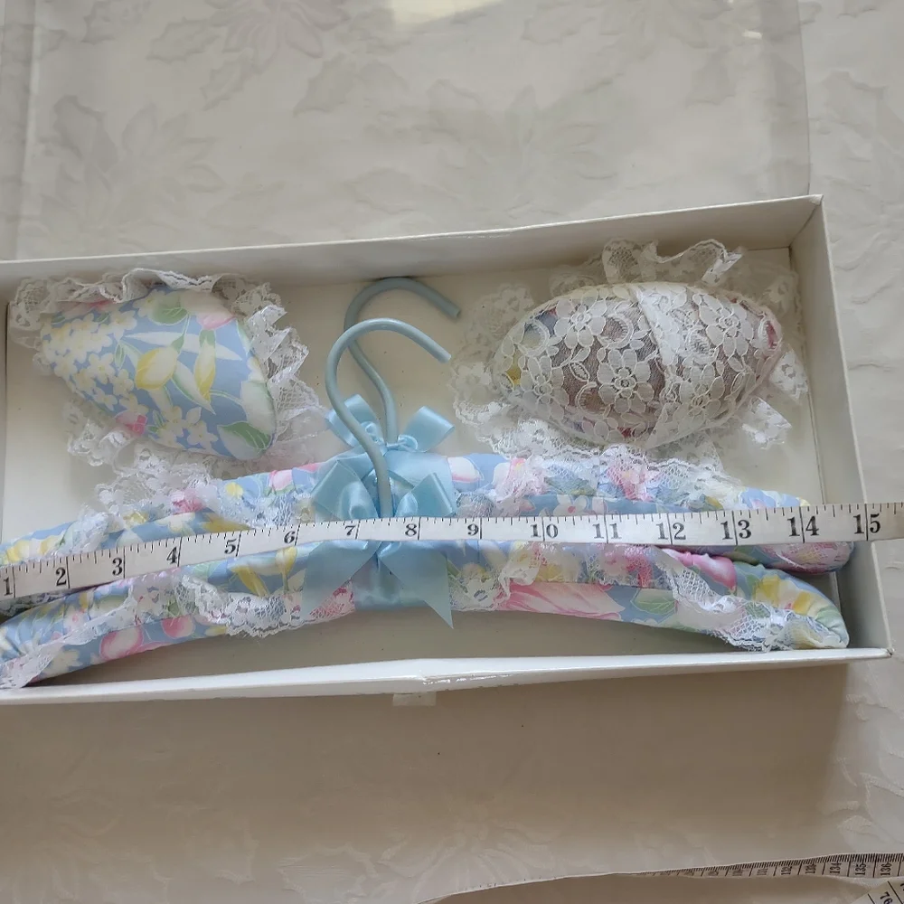 Floral Lace Padded 2 Hangers & 2 Potpourri Satchet Vintage Blue Pink